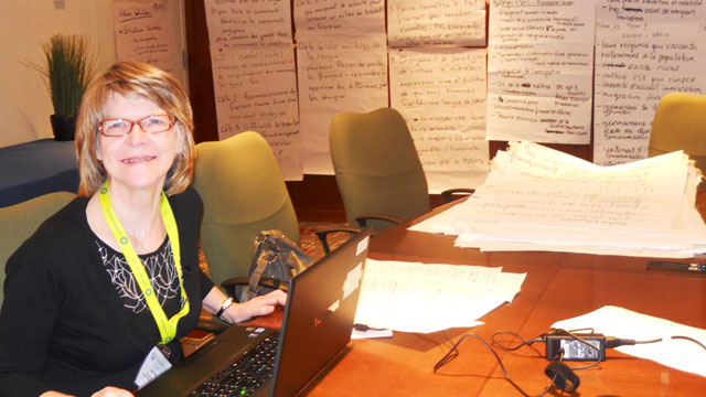 Québec, le 28 mai 2012. – Claire Gagnon donne un coup de main aux responsables de la synthèse des 40 tables rondes.