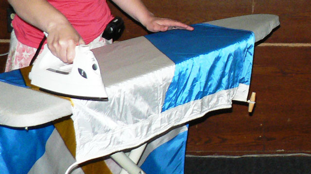 Québec, le 27 mai 2012. – Marie-Claude Audy prépare les drapeaux de la francophonie canadienne.