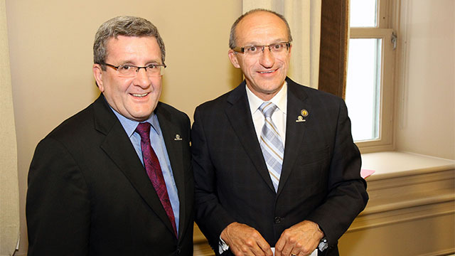 Régis Labeaume, maire de la ville de Québec, et Yvon Vallières, ministre responsable des Affaires intergouvernementales canadiennes et de la Francophonie canadienne, à l'arrivée des délégués à l'h�tel de ville.