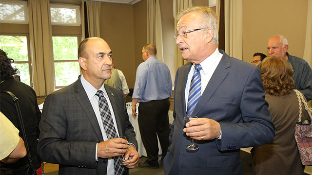Yves Robertson, directeur de la Francophonie et des Bureaux du Québec au Canada, et Jean-Louis Roy, président du conseil du Centre de la francophonie des Amériques.