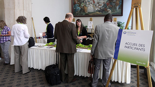 Québec, le 28 mai 2012. – Les délégués sont accueillis par le personnel du Secrétariat aux affaires intergouvernementales canadiennes.