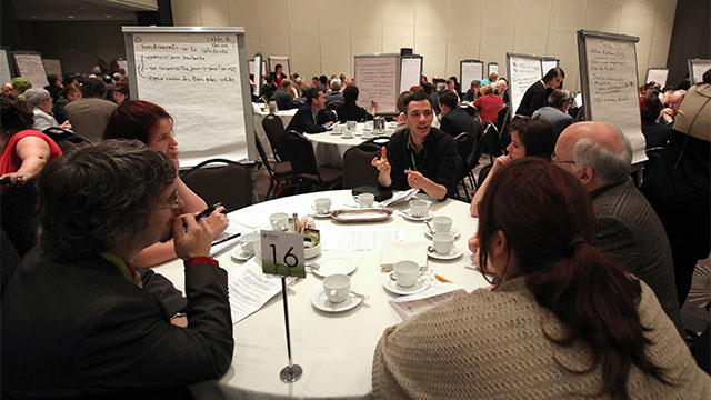 Québec, le 28 mai 2012. – Les délégués discutent en tables rondes.