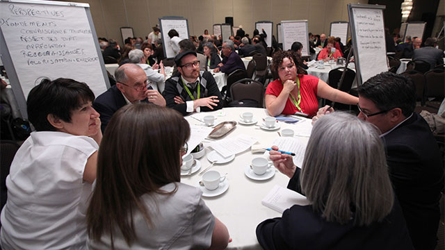Québec, le 28 mai 2012. – Des délégués échangent sur les perspectives d'avenir des relations entre le Québec et les communautés francophones et acadiennes du Canada.