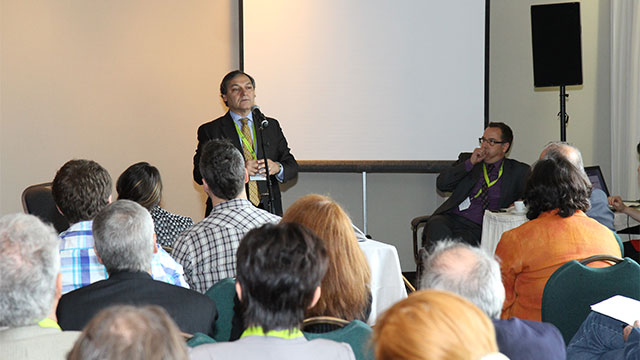 Québec, le 29 mai 2012. – Un délégué présente une initiative en francophonie canadienne à l'activité de réseautage � éducation �.