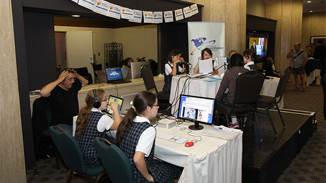Québec, le 29 mai 2012. – Des étudiantes de l'école des Ursulines de Québec s'initient à la production et à la diffusion d'émissions dans le cadre du projet Radio jeunesse des Amériques.