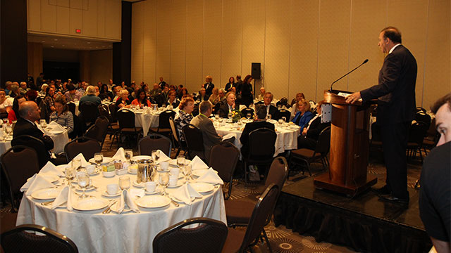 Québec, le 29 mai 2012. – M. Sam Hamad, ministre du Développement économique, de l'Innovation et de l'Exportation et ministre responsable de la région de la Capitale-Nationale souhaite la bienvenue aux délégués.
