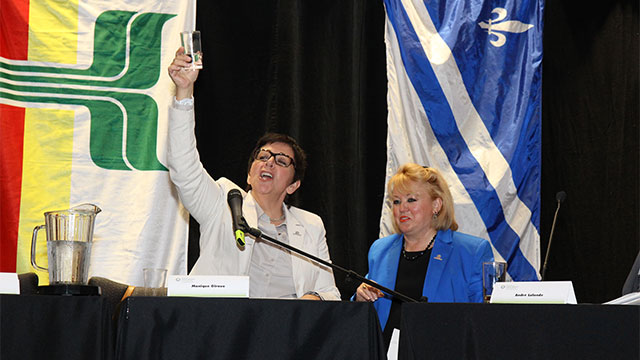 Québec, le 29 mai 2012. – à la fin du talk-show, Mme Sylvie Lachance, secrétaire adjointe à la francophonie canadienne, et Mme Monique Giroux arborant le sourire associé à la fierté d'une mission accomplie.