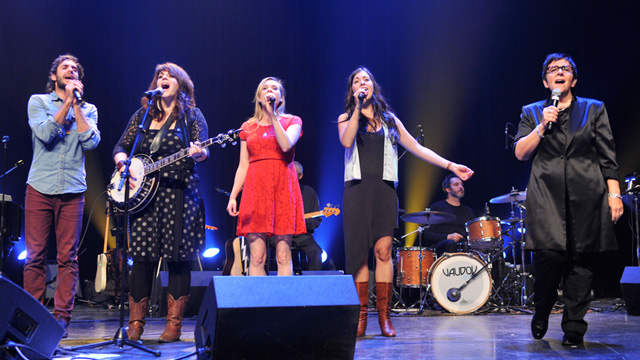Québec, le 28 mai 2012 – Monique Giroux, animatrice de la soirée, se joint aux artistes le temps d'une chanson.