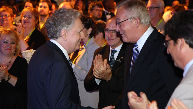 Québec, le 29 mai 2012. – Le premier ministre du Québec, Jean Charest, salue le président du Conseil du Centre de la francophonie des Amériques, Jean-Louis Roy.
