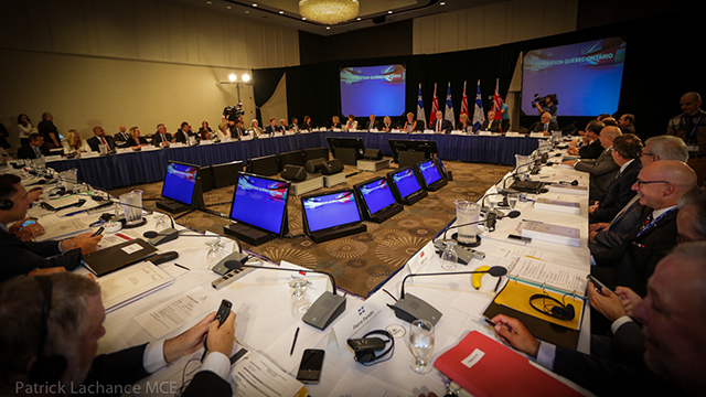 Qu�bec, le 11 septembre 2015. � Le premier ministre du Qu�bec, Philippe Couillard, et la premi�re ministre de l'Ontario, Kathleen Wynne, ont pr�sid� la Rencontre 2015 des Conseils des ministres du Qu�bec et de l'Ontario.